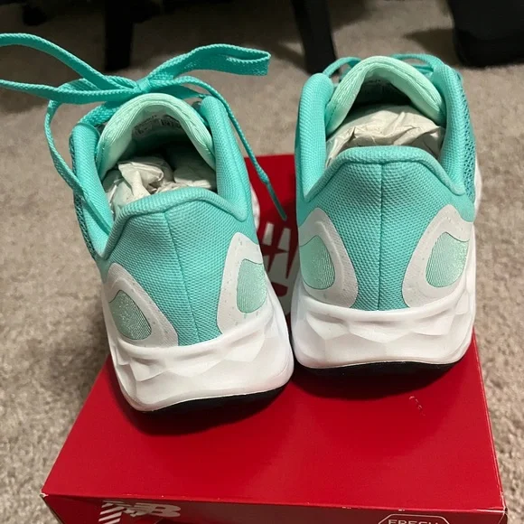 New Balance Women's Fresh Foam Arishi v4 in Green/White/Blue Mesh - Picture 4 of 5